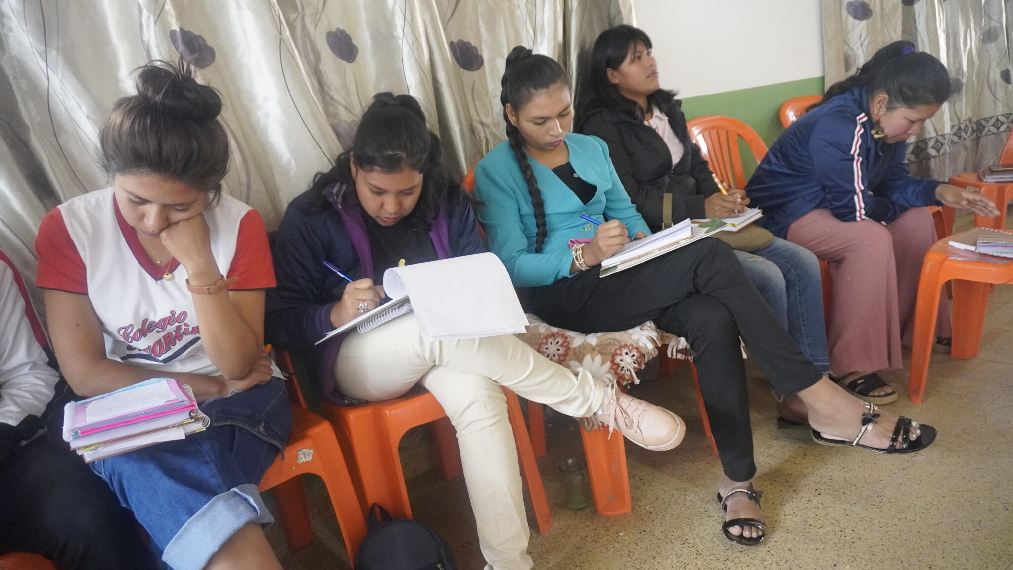 La escuela trabaja en Charagua y la Chiquitanía. Allá, las y los jóvenes activan los temas que les preocupa, uno de ellos los incendios.